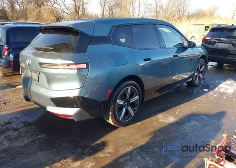 2024 BMW Ix xDrive50 z USA, uszkodzony, nr VIN WB523CF06RCP02999